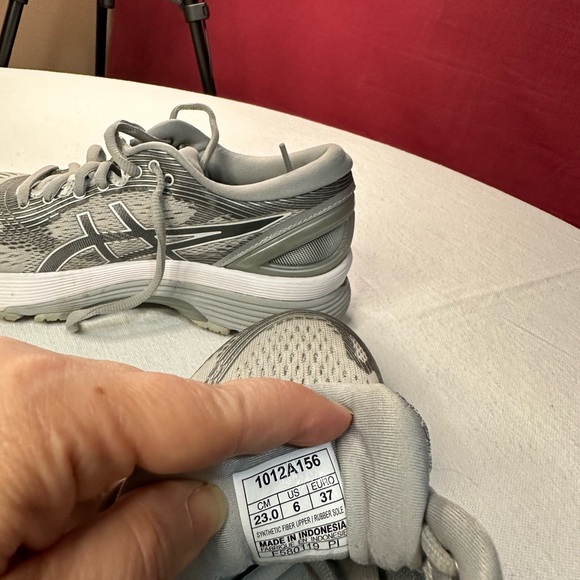Women’s ASICS Gel Nimbus 21, Grey, Like New Wore 1 time, - Picture 2 of 6